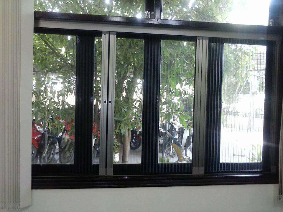 Cửa sổ chống muỗi dạng xếp màu đen (trắng sứ)